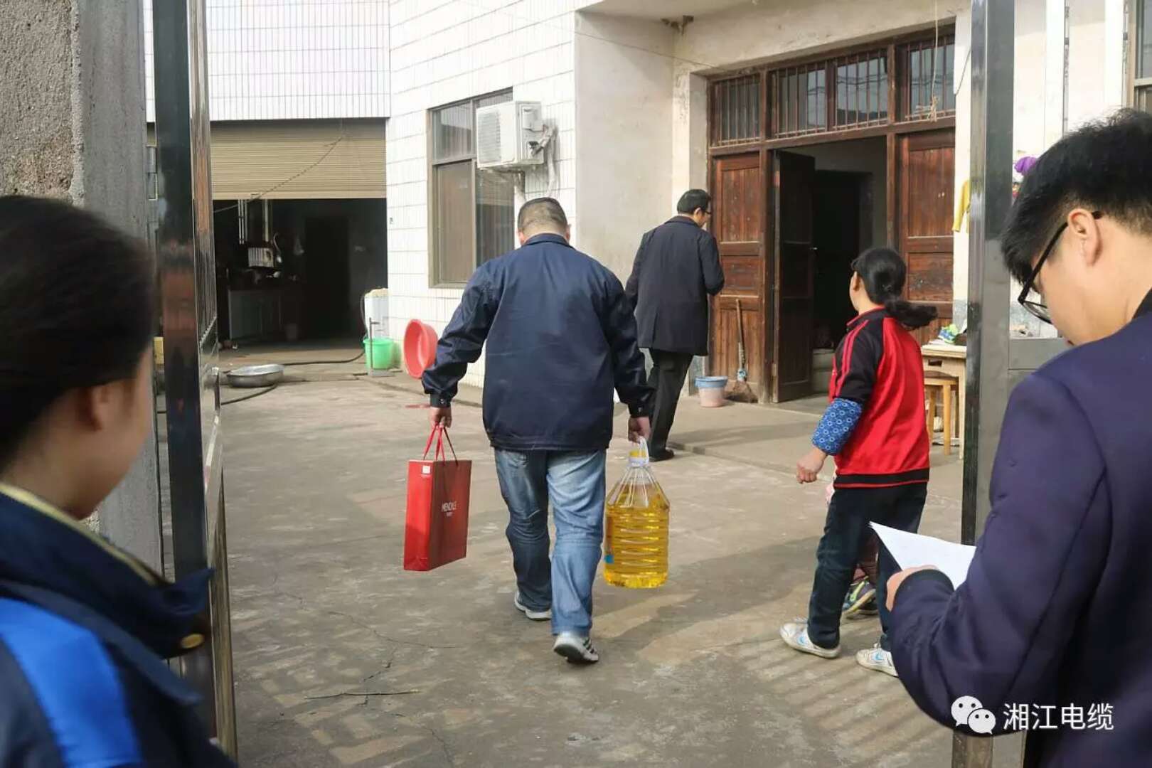 愛心凝聚力量，希望成就未來。湘江電纜參與“精準(zhǔn)扶貧”