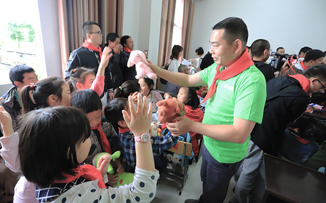 “六一微心愿，愛心暖童心”湘江電纜攜手村長李銳愛心傳遞 點(diǎn)亮未來