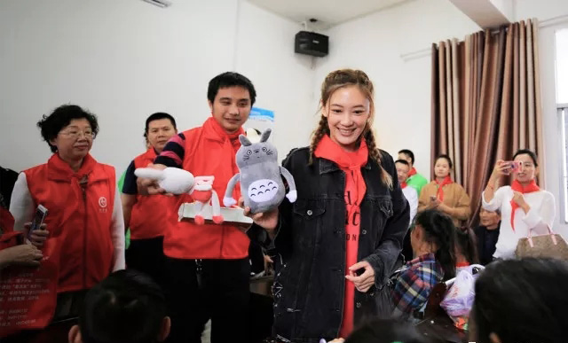 “六一微心愿，愛心暖童心”湘江電纜攜手村長李銳愛心傳遞 點(diǎn)亮未來