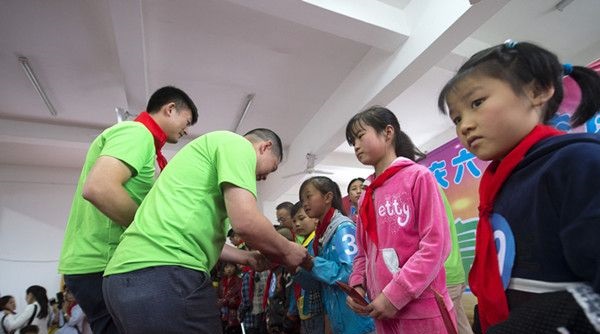 “六一微心愿，愛心暖童心”湘江電纜攜手村長李銳愛心傳遞 點(diǎn)亮未來