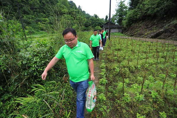 “六一微心愿，愛心暖童心”湘江電纜攜手村長李銳愛心傳遞 點(diǎn)亮未來