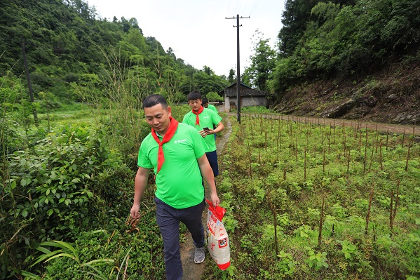 “六一微心愿，愛心暖童心”湘江電纜攜手村長李銳愛心傳遞 點(diǎn)亮未來