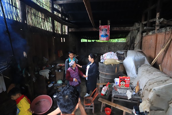 “六一微心愿，愛心暖童心”湘江電纜攜手村長李銳愛心傳遞 點(diǎn)亮未來